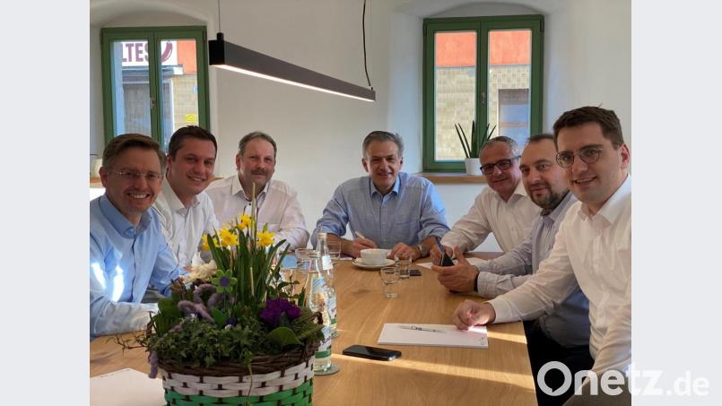 Das neue Bürgerbüro soll ein Ort der Begegnung werden:
(von links) Landtagsabgeordneter Tobias Reiß, Wolfgang Söllner, Bernhard Schindler, stellvertretender Landrat Roland Grillmeier, Bürger,meister Hubert Kraus, Oliver Becher und Europaabgeordneter Christian Doleschal Bild: soj