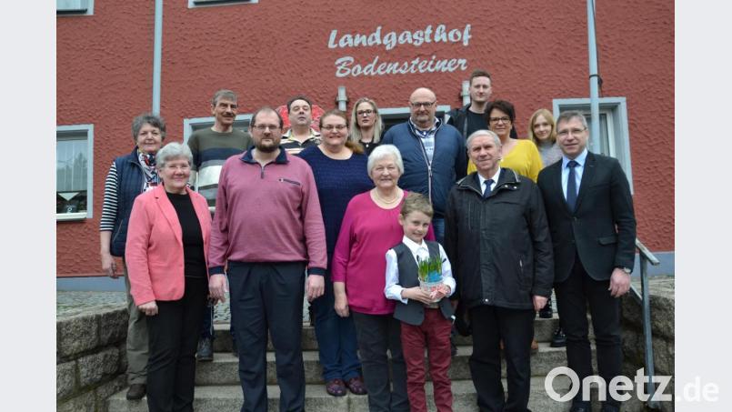 Hilde Rappl (Mitte) feierte bei guter Gesundheit im Kreise ihrer Kinder mit Familien und Vereinen ihren 80. Geburtstag. Dazu gratulierten auch Pfarrer Josef Most und Bürgermeister Hermann Ach. Bild: gi