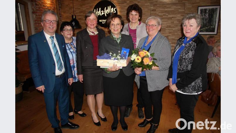Emilia Müller freute sich über die Geschenke, die ihr Zweite Vorsitzende Gabi Bächer und Vorsitzende Brigitte Weig (von rechts) überreichten. Über den Besuch freuten sich auch Toni Dutz, Irmgard Hegen, Rita Korb (von links) und Elsa Bächer (Dritte von rechts). Bild: wro