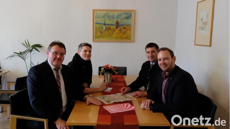 Bürgermeister Hans-Martin Schertl und Internetbeauftragter Matthias Rösch erhalten freudige Nachrichten von den Telekom-Vertretern Josef Markl und Enrico Delfino (von links). Bild: Stefanie Gradl