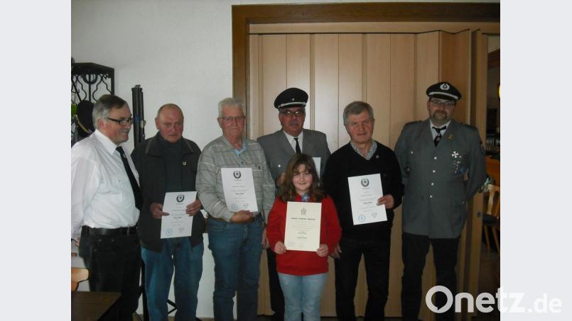 Vorsitzender Raimund Pinzer (links) und Zweiter Vorsitzender Raimund Pinzer junior gratulierten Gottfried Krauß, Siegfried Greger, Anton Heindl, Josef Ponnath (von links) und Antonia Pinzer (vorne). Bild: jzk