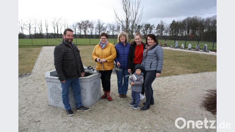 Vorsitzenden Markus Thumfart und Regina Götz (von links) mit weiteren Kandidaten bei der Übergabe der Werkzeuge auf dem Friedhof. Bild: bjp