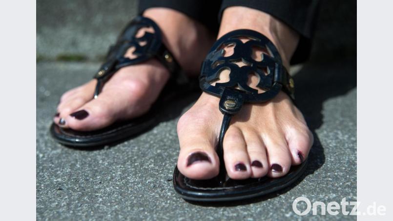 Ein Ballenzeh, der sogenannte Hallux Valgus, kann sehr schmerzhaft werden und schränkt zudem die Bewegungsfreiheit ein. Bild: Andrea Warnecke/dpa