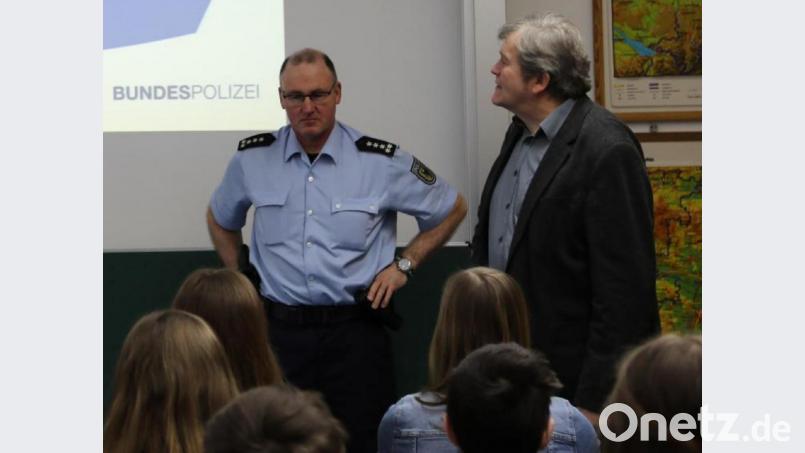 Von erschreckenden Fakten über den Drogenkonsum im ostbayerischen Grenzgebiet, wusste der Drogenbeauftragte der Bundespolizei Martin Huber (links) zu berichten. Schulleiter Werner Winderl dankte dem Fachmann für seine hilfreichen Informationen. Bild: akp