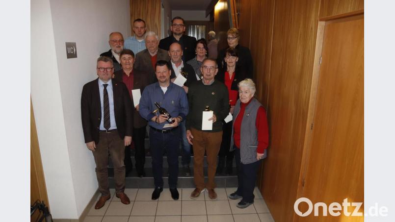 Elf Mitglieder wurden für 50 bzw. 25 Jahre Treue zur Tischgesellschaft Edelweiß ausgezeichnet. Ihnen gratulierten Bürgermeister Michael Göth, der scheidende Vorsitzende Sepp Lösch und sein Nachfolger Christian Weiß (erste bis dritte Reihe, jeweils links). Bild: mfh