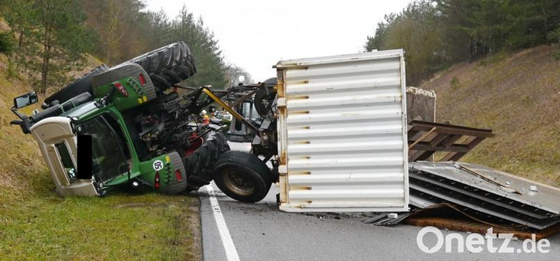 Weil er stark bremsen musste, verlor der Fahrer des Traktors die Kontrolle über sein Gespann auf der Staatsstraße zwischen Illschwang und Aichazandt. Die Betonteile verteilten sich auf der Fahrbahn. Bild: gf