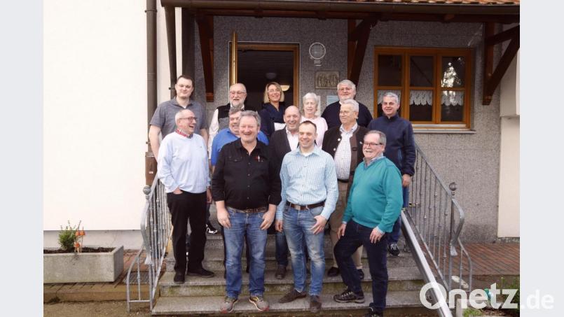Die neu gewählte Vorstandsriege der Tischgesellschaft Edelweiß Rosenberg mit dem Ersten Vorsitzendem Christian Weiß (vorne, Zweiter von rechts). Bild: mfh