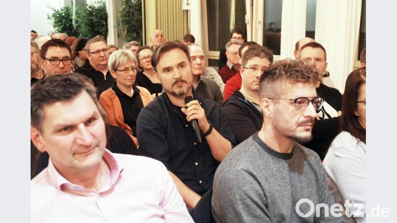 Stefan Puhane (mit Mikro) erkundigt sich nach Ideen der Kandidaten für eine Beteiligung der Jugend an der Stadtpolitik. Bild: Gabi Schönberger