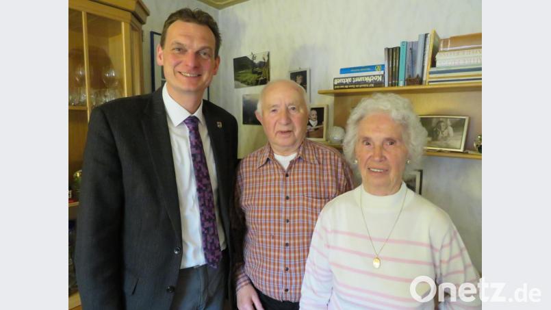 Bürgermeister Ernst Schicketanz gratuliert Herbert Huber zum 90. Geburtstag. Zusammen mit seiner Frau Edeltraud sowie der weiteren Familie wird der Runde noch gebührend gefeiert. Bild: adj