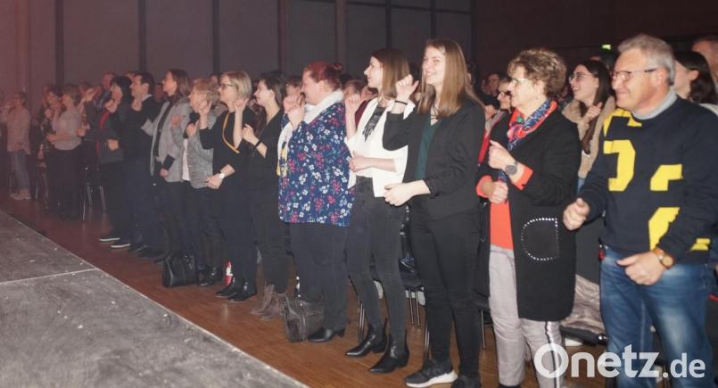 Die acht Solisten der Show hatten das Publikum von der ersten Minute an im Griff, und die Zuschauer waren ständig in Bewegung. Bild: weu