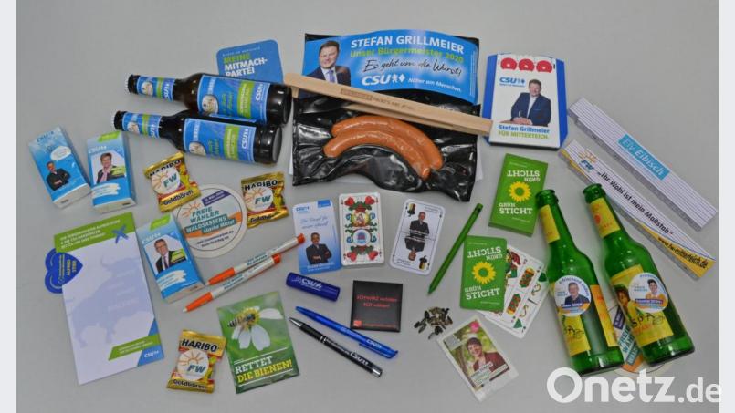 Einige der Wahlkampf-Geschenke aus dem Landkreis Tirschenreuth. Darunter Dreingaben der Freien Wähler, der Grünen, der SPD und der CSU. Bild: sfo