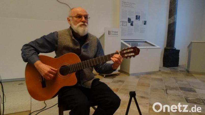 &quot;Auf altmodische Weise&quot; habe Cohen in seinen Anfangsjahren die Gitarre gespielt, demonstriert Peter Seidl seinem Publikum in der Synagoge. Bild: hka