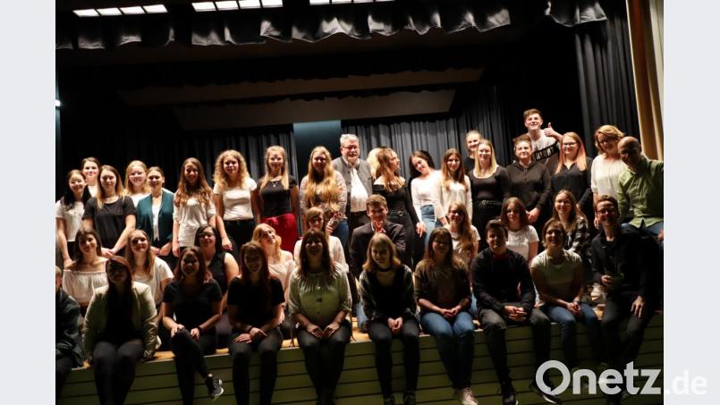 Die zukünftigen Pädagogen, derzeit noch Studierende an der Fachakademie für Sozialpädagogik, begeistern bei ihrem Kulturabend in der Realschule. Bild: krb