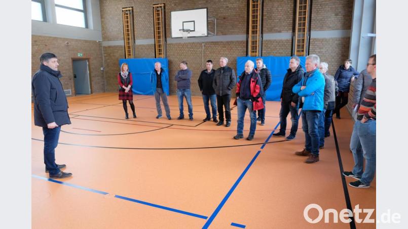 Neuer Hallenboden und damit verbunden die Installierung einer Fußbodenheizung: Die Teilsanierung ist gut gelungen, heißt es bei einem Ortstermin des Bauausschusses in der Schulturnhalle. Bild: do