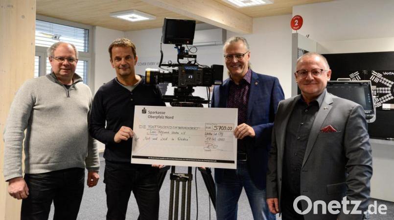 Vantage und Lions feiern ein Happyend nach dem jüngsten Charity Movie, das 5700 Euro für den guten Zweck einspielte (von links): Lions-Vizepräsident Elmar Grosser, Vantage-Geschäftsführer Wolfgang Bäumler, Lions-Präsident Michael Richthammer und Elmar Baumer, Vize des Lions-Hilfswerks. Bild: Lions-Hilfswerk Weiden/exb