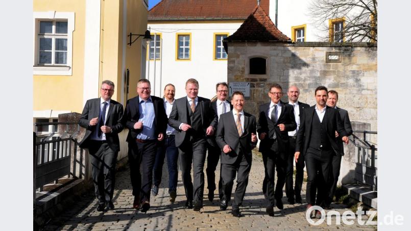 Ja, wo laufen sie denn? Richtung 12. Amberg-Sulzbacher Firmenlauf. In Sulzbach-Rosenberg trafen sich Organisatoren und Sponsoren, um die Anmeldefrist offiziell zu starten. Bild: Stephan Huber