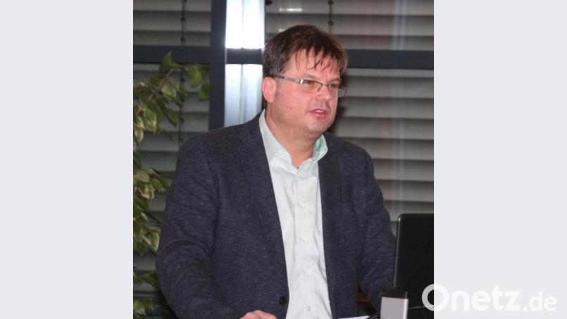 Frank Langguth klärte die Dorfgemeinschaften über die weiteren Maßnahmen der Dorferneuerung auf. Verschiedene Planskizzen verschafften einen Überblick über das mögliche Fördergebiet in den Ortschaften und die Flurneuordnung. Bild: rpp