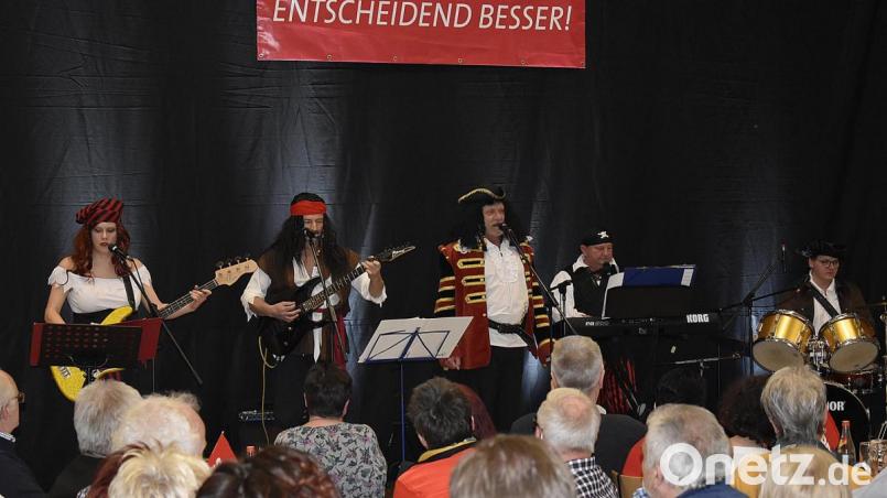 Als musikalische Seeräuber machen sich (von links) Christine Ott, Rudolf Bradl, „Captain Hektor“ Norbert Gradl, Robert Schmid und Johannes Trenz einen Reim auf aktuelle Ereignisse in Auerbach. Bild: Karl Schwemmer