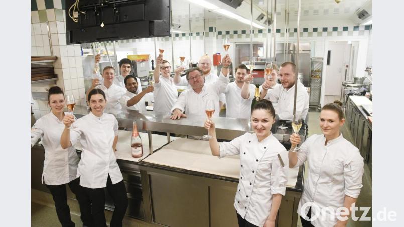 Hubert Obendorfer (hinten, Fünfter von links) freut sich mit seinem Team über den zweiten Michelin-Stern für sein Restaurant &quot;Eisvogel&quot; in Hofenstetten (Neunburg vorm Wald). Bild: Gabi Schönberger