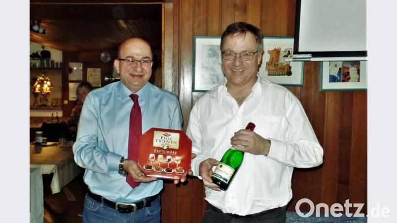 Die Besucher des Infoabends können aus dem Referat von Diplomingenieur Stephan Korb (rechts) viel über Solarenergie mit nach Hause nehmen. Mehmet Begen von der Kohlberger SPD dankt ihm mit flüssig-süßen Energieformen. Bild: jml