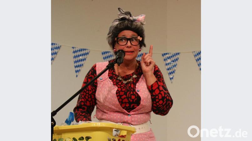 Die Sorghofer Dorfratschn Kuni (Ilona Weiß) verblüfft mit kessen Sprüchen und der Unterwäsche der Politikprominenz. Bild: Ertl