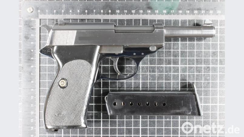 Ein Kletterer hat bei Mariaort eine Kiste mit mehreren Waffen gefunden. Bild: Polizei Oberpfalz