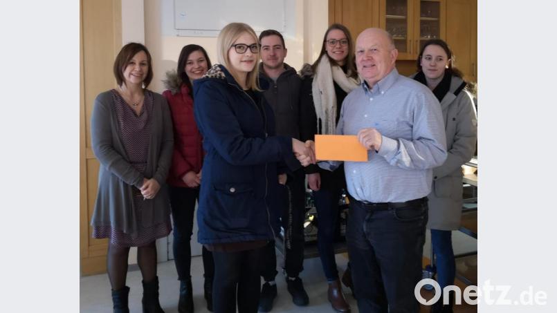 An Leiter Gerhard Wolf (Zweiter von rechts) und Pflegedienstleiterin Heidrun Neuber überreichten Lea Serfling, Steffi und Michi Popp, Sabrina Scherm sowie Maria Merkel (von links) die Spende. Bild: hai