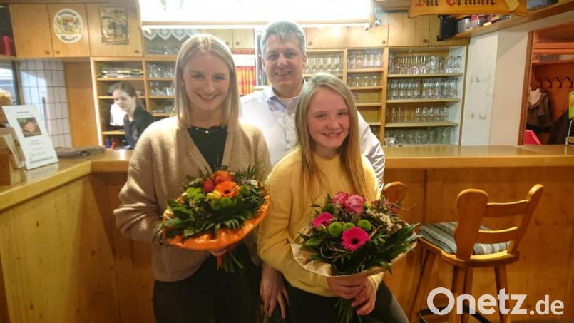 Der Vorsitzende des Schwarzachtaler Reit- und Fahrvereins gratulierte Sophie Irl und Emily Gräßl (rechts) für ihre herausragende Leistung. Bild: Benjamin Barthmann/exb