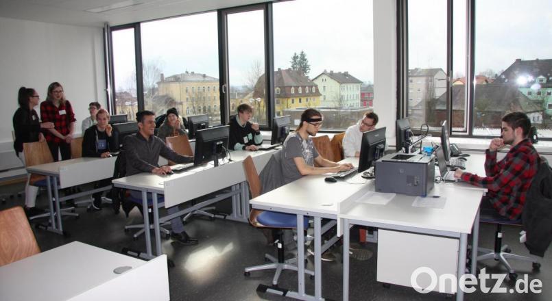 Trotz des schulfreien Samstags wurde in den Klassenzimmern fleißig gearbeitet, um den Informatik-Campus vorzustellen. Bild: wro