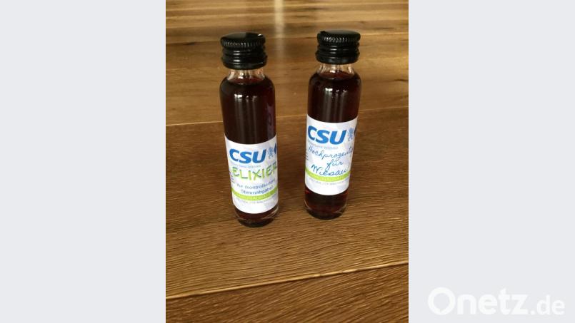 Der dunkle CSU-Likör als &quot;Hochprozentiges für Wiesau&quot; oder als &quot;Elixier zur kontrollierten Stimmabgabe&quot;. Bild: exb