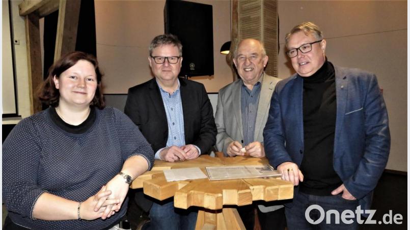 Moderatorin Christina Ponader stellte Paul Zrenner, Rudolf Tomšů und Michal Pospísil (von links) als Zeitzeugen der Grenzöffnung vor 30 Jahren vor. Bild: ubb