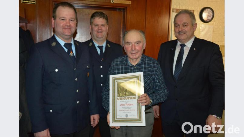 Seit 60 Jahren ist Johann Härtl (Zweiter von rechts) Mitglied bei der Feuerwehr Leonberg. Ihm gratulierten (von links) Vorsitzender Bernhard Lindner, Kommandant Thomas Lindner und Bürgermeister Johann Burger. Bild: jr