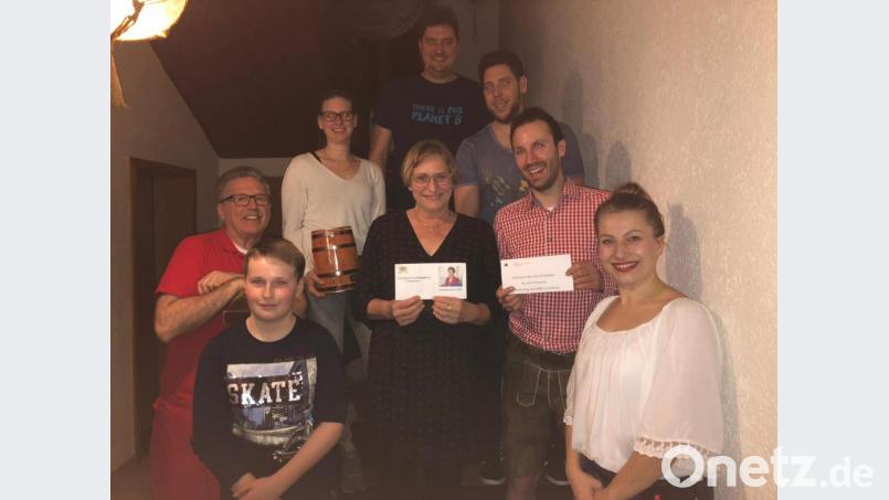 SPD-Ortsvorsitzender Rudi Teichmann (rotes Hemd) und Bürgermeisterkandidatin Moni Waldeck (ganz rechts) gratulieren den Gewinnern. Bild: exb