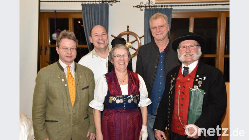 Die Heimatring-Vorsitzenden Heiner Vierling (hinten, rechts) und Norbert Uschald (vorne, links) danken den &quot;Altbairschen&quot; für die interessante Vorstellung ihres Vereins. Bild: hcz