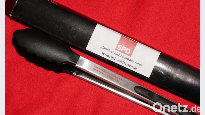 Die SPD Waldsassen setzt im Kommunal-Wahlkampf auf Grillzangen. Bild: rti