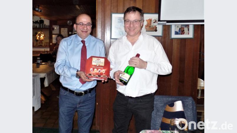Die Besucher des Infoabends können aus dem Referat von Diplomingenieur Stephan Korb (rechts) viel über Solarenergie mit nach Hause nehmen. Mehmet Begen von der Kohlberger SPD dankt ihm mit flüssig-süßen Energieformen. Bild: jml