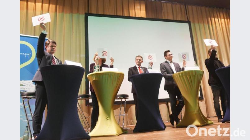 Fünf OB-Kandidaten, eine Meinung. Das ist nicht bei jedem Thema der Fall. Trotzdem begegneten sich im Wahlkampf alle mit Respekt. Bei der Podiumsdiskussion von Oberpfalz-Medien von links: Benjamin Zeitler (CSU), Sonja Schuhmacher (Grüne), Jens Meyer (SPD), Christoph Skutella (FDP) und Ali Zant (Linke). Bild: Gabi Schönberger