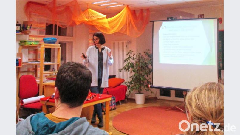 Evolutionspädagogin Ines Gailitzdörfer im Regenbogen-Kindergarten. Bild: njn