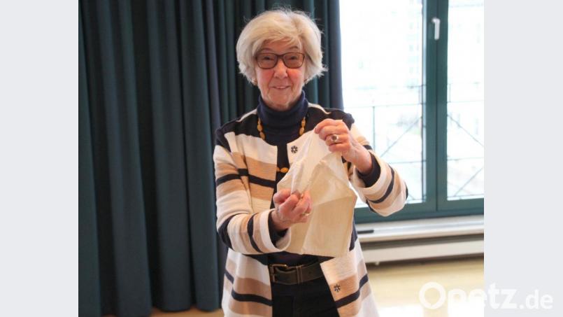 Maria Hirsch mit einem Knödelsäckchen zum Auspressen des Teigs. Bild: fsb