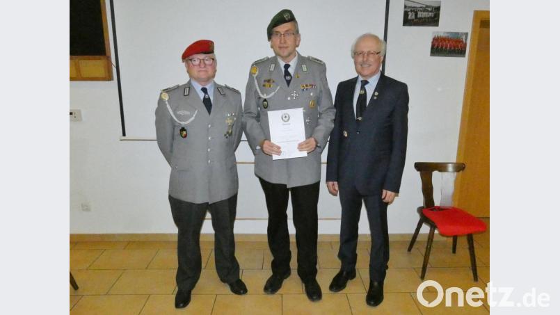 Kreisvorsitzender Ferdinand Lienerth (rechts) und Vereinsvorsitzender Reinhard Beer (links) überreichten dem stellvertretenden Vorsitzenden Franz Schöner das goldene Reservisten-Verdienstkreuz. Bild: fua