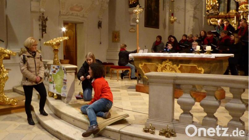 Nicht nur Gebete prägten den Gottesdienst zum Weltgebetstag der Frauen in der Pfarrkirche St. Vitus, sondern auch kleine Rollenspiele und eine besondere musikalische Umrahmung durch den Chor Happy Voices unter der Leitung von Andrea Eichenseer. Bild: ads