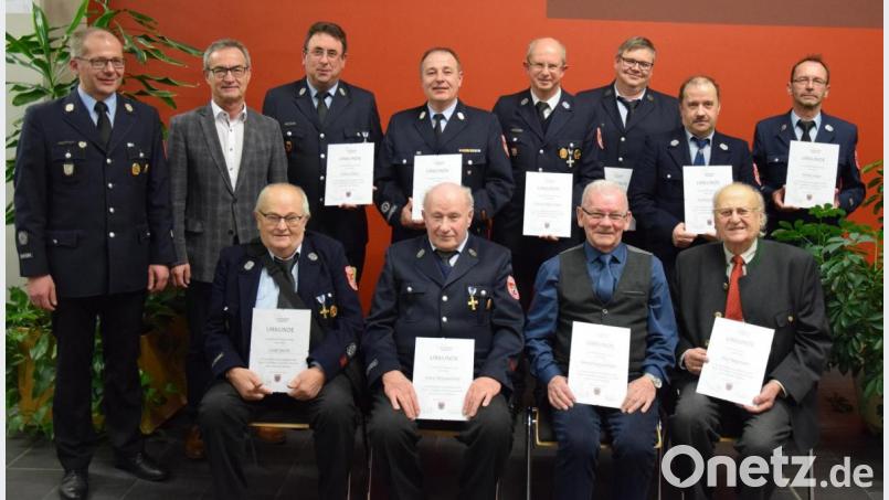 Josef Sticht, Franz Schwemmer, Martin Schönfelder und Max Neumann (sitzend von links), Alfred Vogel, Markus Scharf, Günter Filbinger, Werner Weismeier, Peter Denz und Klaus Fiebig (stehend von rechts) erhielten von Feuerwehrvorsitzendem Roman Schäffler (links) Urkunden für ihre Treue. Bürgermeister Werner Nickl (Zweiter von links) gratulierte. Bild: mde