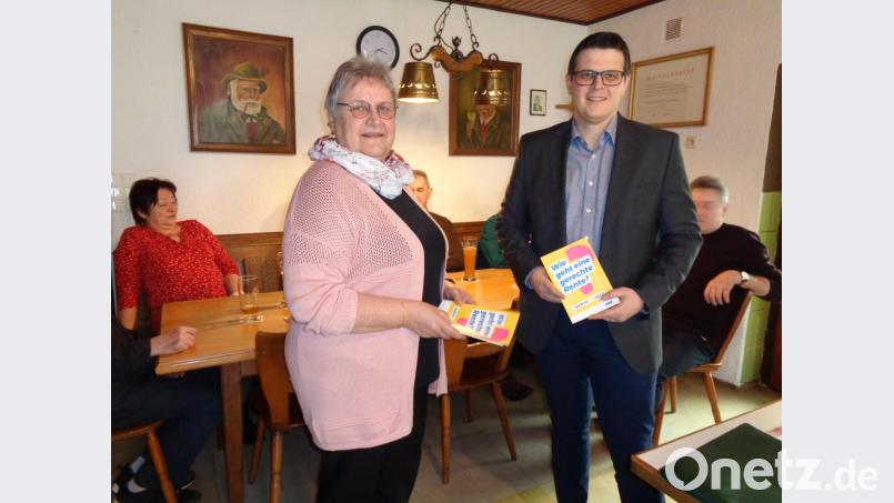 Evi Schwendner dankt Bernd Steinkirchner für sein interessantes Referat. Bild: amö