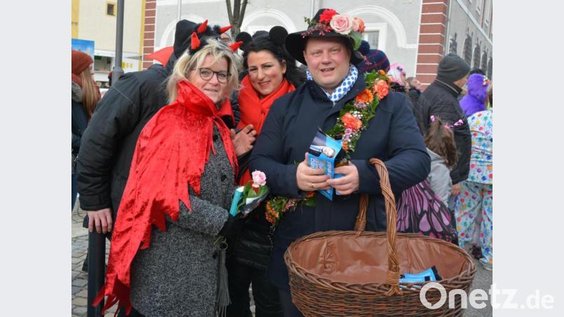 Bürgermeisterkandidat Stefan Grillmeier (CSU) verteilte am Mitterteicher Gaudiwurm verkleidet als Rosenkavalier seine wurstigen Geschenke. Bild: jr
