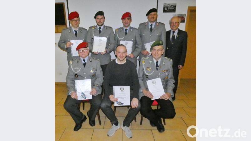 Bei der Jahreshauptversammlung der Soldaten- und Kriegerkameradschaft erhielten viele Mitglieder eine Auszeichnung. Vorne (von links) Vorsitzender Reinhard Beer, Stefan Schneider und stellvertretender Vorsitzender Franz Schöner. Hinten (von links) Reiner Beer, Andreas Beer, Andreas Rösch, Marcus Kilian und Kreisvorsitzender Ferdinand Lienerth. Bild: fua