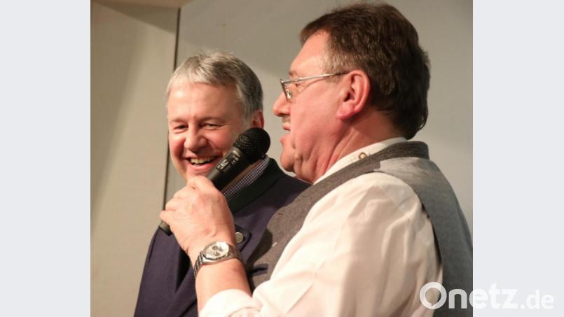 Bürgermeister Hans-Martin Schertl und Landrat Richard Resinger vereinte zwei Themen: das BRK-Heim und der Biber. Bild: Ertl, Willi