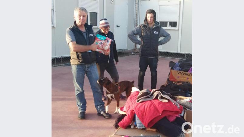 Michael C. Geiss (links) schaute sich auf der griechischen Insel Kos die Arbeit von Flying Help nicht nur an, sondern unterstützte auch als ehrenamtlicher Helfer, zum Beispiel hier beim Sortieren und Verteilen von Hilfsgütern. Vieles wird nach seiner Auskunft vor Ort gekauft, um einheimische Läden zu fördern. Bild: Flying Help