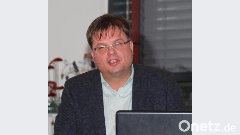 Frank Langguth klärte die Dorfgemeinschaften über die weiteren Maßnahmen der Dorferneuerung auf. Verschiedene Planskizzen verschafften einen Überblick über das mögliche Fördergebiet in den Ortschaften und die Flurneuordnung. Bild: rpp