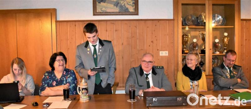 Sportleiter Benedict Schmidt (stehend) trägt in der Jahreshauptversammlung den Sportbericht der &quot;Falkenhorst&quot;-Schützen vor. Bild: rgr