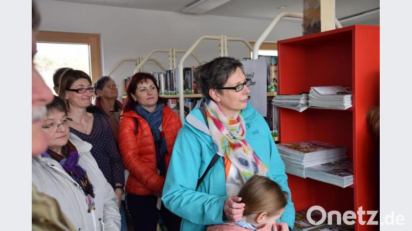 Das Interesse an der neuen Pfarrbücherei in Rieden ist groß. Bild: bö